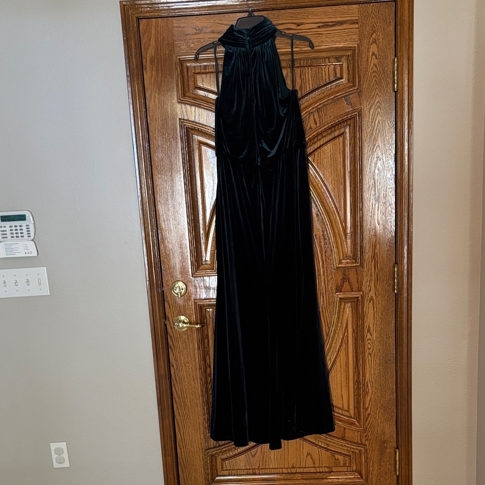 Elegant Green Velvet Halter Dress - Picture 4 of 4